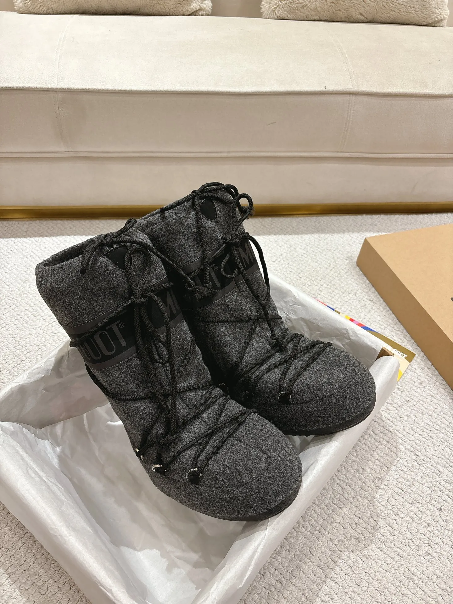p660 [Exclusive top quality | New upgrade] Moon Boot 2025 autumn and winter hot snow boots are here! Don’t just focus on UGG anymore, fashionistas have already changed to these "ugly moon boots" ✨ 🔥Forget UGG! The Moon Boot that was once popular throughout the millennium is back! At that time, Paris Hilton, Victoria Beckham and other top icons were wearing it. Now with the strong return of the Y2K trend, the same QQ show outfit is a must-have for young people!  👢Hidden within 4cm, the legs are slimmer. 💫Looks fluffy, but actually looks slimmer. ❄️Full marks for thermal insulation, no longer cold in winter. 🌟Same style for men and women, regardless of left or right, easy to match. Don’t look at it’s cute appearance, but it instantly transforms into a trend focus! If you want both warmth and style, this is a must-have! ❶Material: original customized nylon cloth ❷Lining: original 100% silk cotton liner ❸Feet: original 100% silk cotton liner ❹Outsole: original molded two-color non-slip outsole ❺Sole thickness: 4cm (including inner height increase) ❻Code number: 35/38; 39/41 ❼Packaging: original full set of packaging ☀Color: official website updated simultaneously